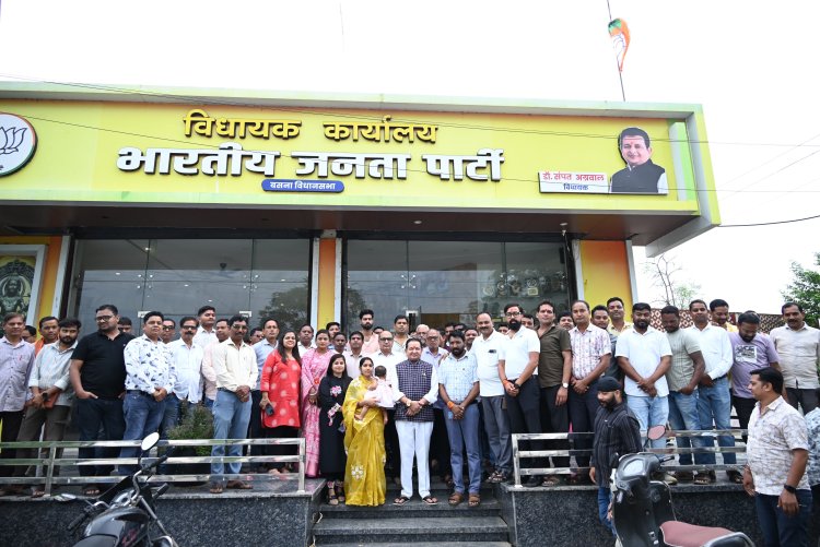विधायक डॉ. संपत अग्रवाल की अध्यक्षता में बसना में समीक्षा बैठक संपन्न, राज्यपाल के स्वागत और 'घर-घर तिरंगा' अभियान की बनी भव्य कार्ययोजना