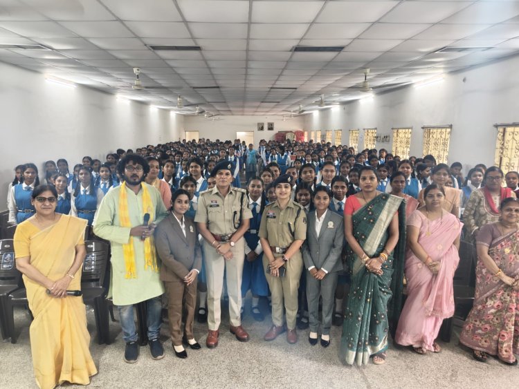 डीसीपी यातायात डॉ. अर्चना झा के मार्गदर्शन में लक्ष्मी नारायण कन्या विद्यालय, कालीबाड़ी, रायपुर में यातायात, महिला सुरक्षा एवं साइबर सुरक्षा विषय पर किया गया जागरूकता कार्यक्रम।