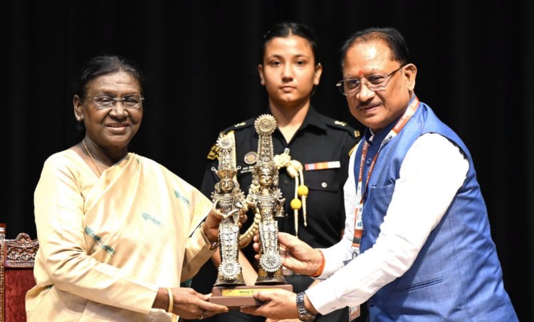 राष्ट्रपति भवन में बस्तर की गूंज: राष्ट्रपति मुर्मू ने ‘बस्तर पंडुम-2026’ के विजेताओं का किया अभिनंदन, कहा— "हिंसा छोड़ प्रगति के नए युग में बस्तर"