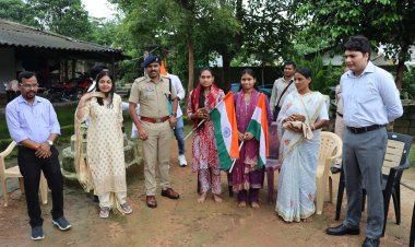 हर घर तिरंगा: बीजापुर में कलेक्टर व SP ने शहीद सोढ़ी नारायण के परिजनों से की मुलाकात, तिरंगा भेंट कर अभियान का शुभारंभ