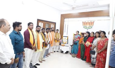 भाजपा प्रदेश भाजपा कार्यालय में वरिष्ठ नेताओं ने अर्पित की पुष्पांजलि