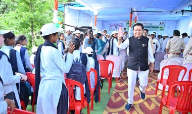 बसना में जिला स्तरीय वन महोत्सव: 'एक पेड़ मां के नाम' अभियान के तहत विधायक डॉ. संपत अग्रवाल ने किया वृक्षारोपण, पौधा वितरण वाहन को दिखाई हरी झंडी