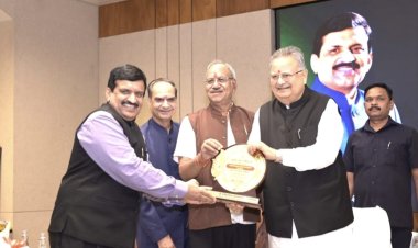 अंधविश्वास के खिलाफ अलख जगाने वाले डॉ. दिनेश मिश्र को मिला लाइफ टाइम अचीवमेंट सम्मान