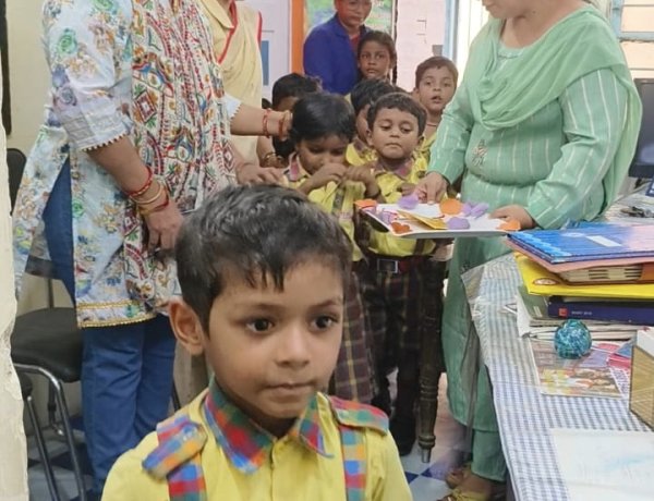 देश के रक्षकों को नन्हें नन्हें बच्चों ने भेजा रक्षा सूत्र