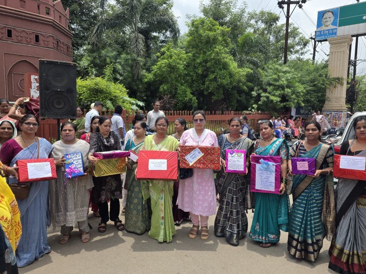 जिला प्रशासन एवं महिला एवं बाल विकास विभाग की अनूठी पहल, ऑपरेशन सिपाही रक्षा-सूत्र अभियान" के तहत तैयार की गईं 1 लाख 11 हजार राखियां