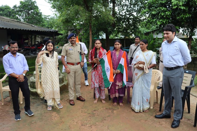 हर घर तिरंगा: बीजापुर में कलेक्टर व SP ने शहीद सोढ़ी नारायण के परिजनों से की मुलाकात, तिरंगा भेंट कर अभियान का शुभारंभ