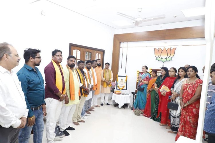भाजपा प्रदेश भाजपा कार्यालय में वरिष्ठ नेताओं ने अर्पित की पुष्पांजलि