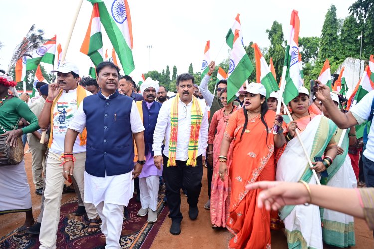 बाइक पर तिरंगा थामे निकले उपमुख्यमंत्री और वन मंत्री, दिया शांति और विकास का संदेश