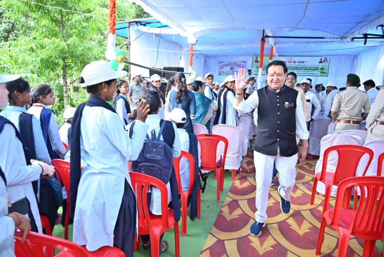 बसना में जिला स्तरीय वन महोत्सव: 'एक पेड़ मां के नाम' अभियान के तहत विधायक डॉ. संपत अग्रवाल ने किया वृक्षारोपण, पौधा वितरण वाहन को दिखाई हरी झंडी