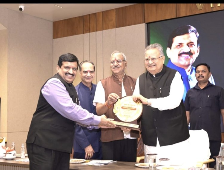 अंधविश्वास के खिलाफ अलख जगाने वाले डॉ. दिनेश मिश्र को मिला लाइफ टाइम अचीवमेंट सम्मान