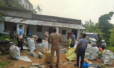 कांकेर पुलिस की बड़ी कार्रवाई: 'उजियारा अभियान' के तहत किराए के मकान से भारी मात्रा में फर्जी होलोग्राम, ढक्कन और 4,400 से अधिक खाली बोतलें बरामद