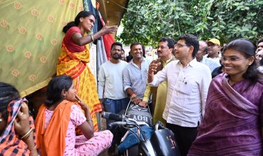 गोबरा नवापारा क्षेत्र के बाढ़ प्रभावितों के बीच पहुँचे राजस्व एवं आपदा मंत्री,सहायता राशि और पुनर्वास का दिया भरोसा