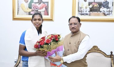 एशियन गेम्स की स्वर्ण पदक विजेता टीम की संजू देवी को मुख्यमंत्री श्री विष्णु देव साय ने 51 लाख रुपए की प्रोत्साहन राशि देने की घोषणा की