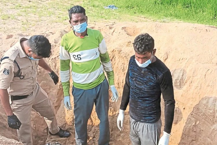 पत्नी की संदिग्ध मौत: दफनाने के बाद कब्र से निकाला गया शव, मायके वालों ने पति पर लगाया हत्या का आरोप